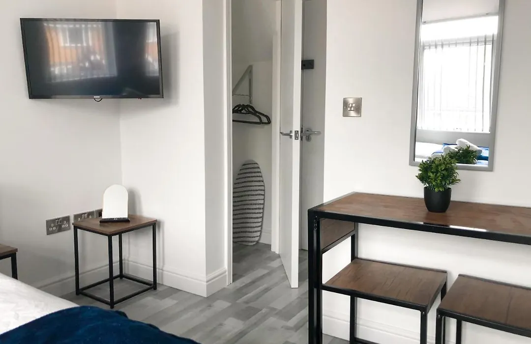 10Min To City - Free Parking - Private Studio - Contractor Friendly-1
