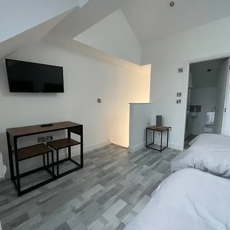 10Min To City - Free Parking - Private Studio - Contractor Friendly-3
