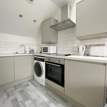 10Min To City - Free Parking - Private Studio - Contractor Friendly-2